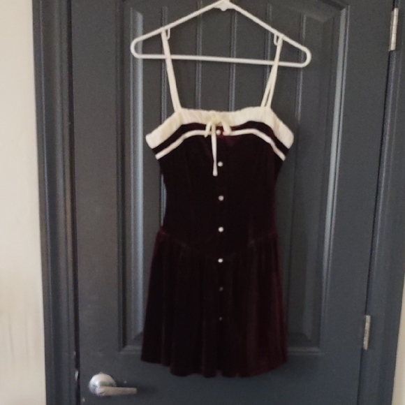 Elegant Burgundy and White Mini Dress - Picture 1 of 10